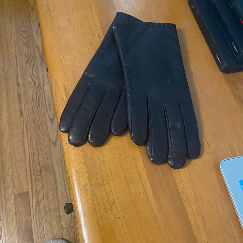 Women’s Black Leather Gloves